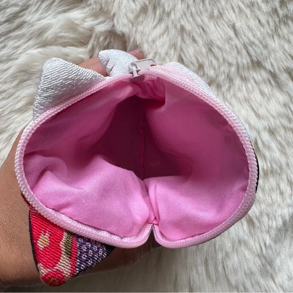 Cute Japanese Cat-Shaped Pouch with Floral Design - Picture 3 of 3